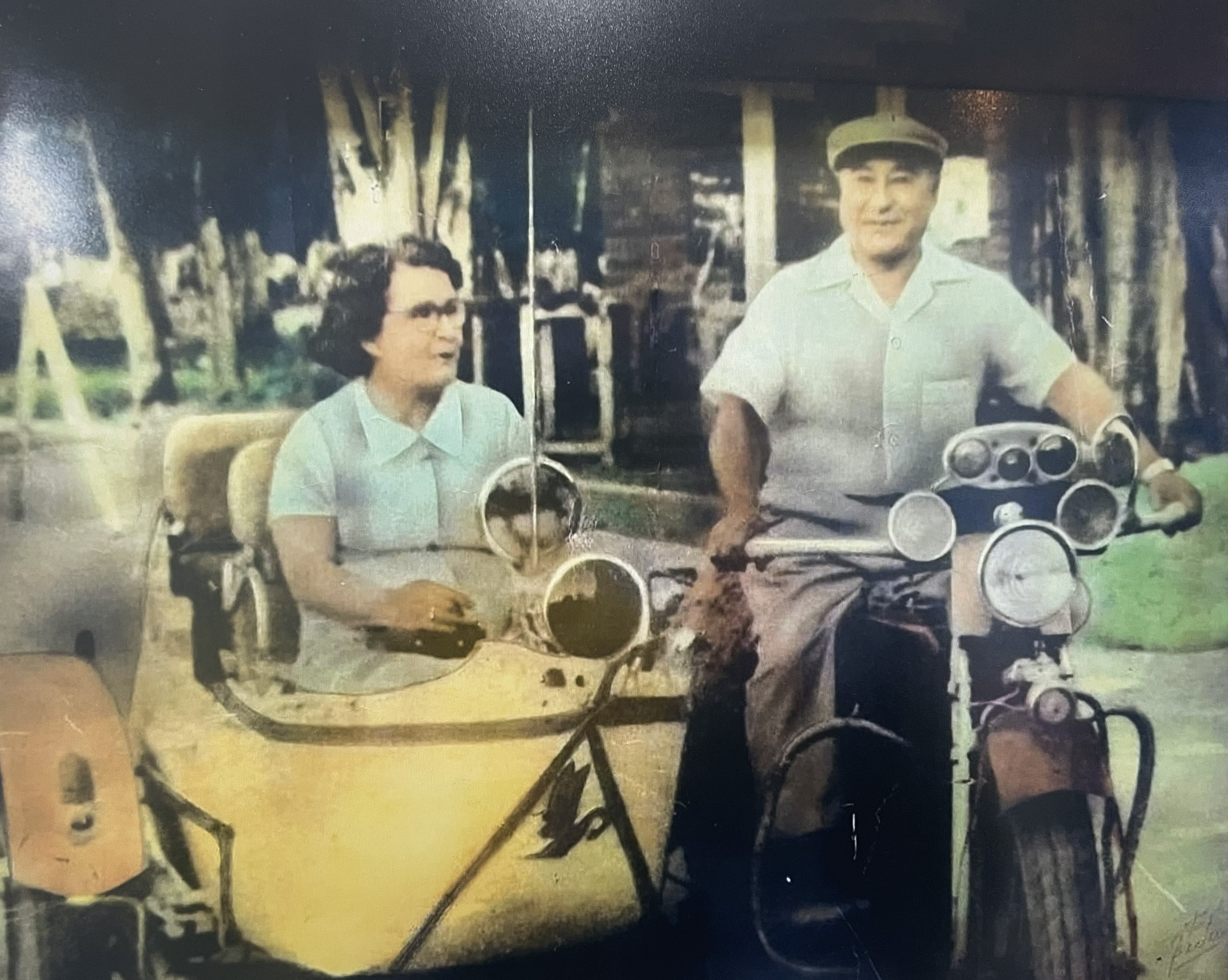 Carlos Ortiz, fundador de La Colmena Llaves, en una fotografía histórica de los años de fundación